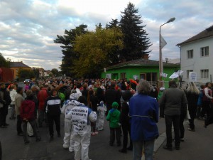 Demonstranti před AZOSem (foto: Petr Šmíd)